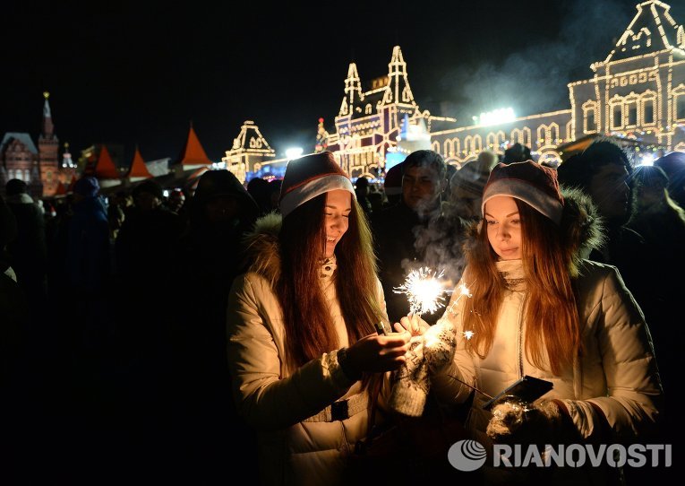 Как люди проводят новый год в россии Как люди проводят новый год в россии