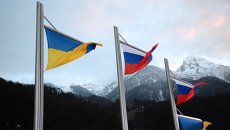 Национальные флаги Украины и России. Архивное фото Национальные флаги Украины и России. Архивное фото