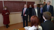Дмитрий Медведев во время посещения в Симферополе гимназии имени К. Д. Ушинского Дмитрий Медведев во время посещения в Симферополе гимназии имени К. Д. Ушинского