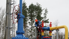 Рабочий на газораспределительной станции. Архивное фото Рабочий на газораспределительной станции. Архивное фото