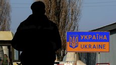 Украинский пограничник на российско-украинской границе в районе села Успенка Украинский пограничник на российско-украинской границе в районе села Успенка