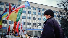 Сторонники федерализации Украины у здания СБУ в Луганске Сторонники федерализации Украины у здания СБУ в Луганске