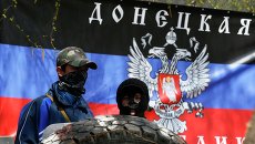 Сторонники федерализации Украины на фоне флага Донецкой республики Сторонники федерализации Украины на фоне флага Донецкой республики
