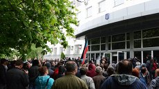 Сторонники самопровозглашенной Донецкой народной республики (ДНР) взяли под контроль здание службы безопасности Украины (СБУ) в Донецке Сторонники самопровозглашенной Донецкой народной республики (ДНР) взяли под контроль здание службы безопасности Украины (СБУ) в Донецке