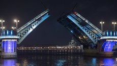 Разведенный Благовещенский мост в Санкт-Петербурге. Архивное фото Разведенный Благовещенский мост в Санкт-Петербурге. Архивное фото