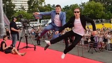 Телерадиоведущий Михаил Довженко и актер и фотохудожник Владимир Мишуков на церемонии открытия XXV Российского кинофестиваля Кинотавр Телерадиоведущий Михаил Довженко и актер и фотохудожник Владимир Мишуков на церемонии открытия XXV Российского кинофестиваля Кинотавр