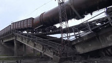 Грузовой состав провис над взорванным железнодорожным мостом под Донецком Грузовой состав провис над взорванным железнодорожным мостом под Донецком