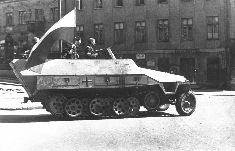 Захваченная польскими повстанцами бронемашина вермахта. Варшавское восстание 1944 Захваченная польскими повстанцами бронемашина вермахта. Варшавское восстание 1944