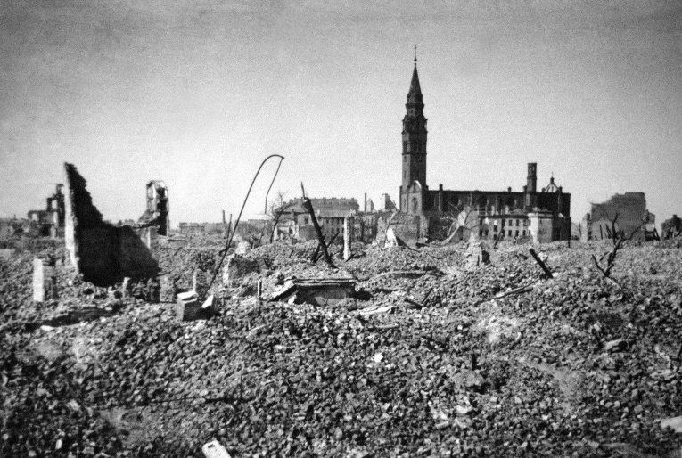 Вид на одну из улиц Варшавы в августе 1944-го года Вид на одну из улиц Варшавы в августе 1944-го года