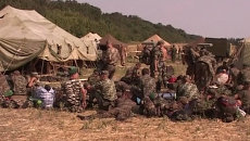 Перешедшие на территорию РФ украинские военные разместились в палатках Перешедшие на территорию РФ украинские военные разместились в палатках