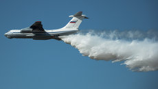 Cамолет Ил-76 демонстрирует сброс огнегасящей жидкости. Архивное фото Cамолет Ил-76 демонстрирует сброс огнегасящей жидкости. Архивное фото