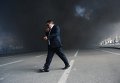 Мужчина идет мимо подожженных покрышек на площади Независимости в Киеве Мужчина идет мимо подожженных покрышек на площади Независимости в Киеве