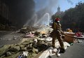 Пожарный тушит подожженные активистами покрышки на площади Независимости в Киеве Пожарный тушит подожженные активистами покрышки на площади Независимости в Киеве