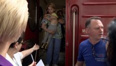 Приехавших в Москву украинских больных детей выносили из поезда на руках Приехавших в Москву украинских больных детей выносили из поезда на руках