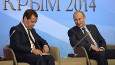 Президент РФ Владимир Путин (справа) и председатель правительства РФ Дмитрий Медведев во время встречи в Ялте членами фракций политических партий Государственной Думы РФ Президент РФ Владимир Путин (справа) и председатель правительства РФ Дмитрий Медведев во время встречи в Ялте членами фракций политических партий Государственной Думы РФ