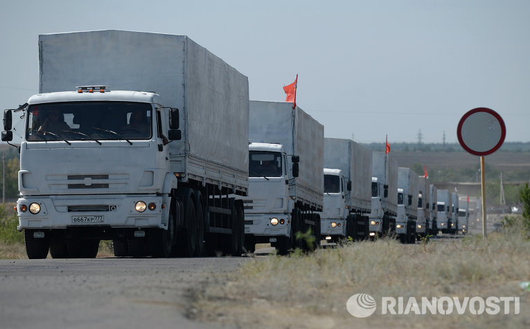 Колонна с гуманитарной помощью из РФ на границе с Украиной Колонна с гуманитарной помощью из РФ на границе с Украиной