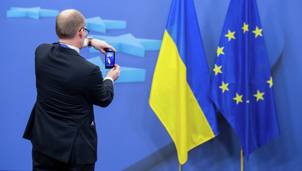 Человек фотографирует флаги Украины и Евросоюза. Архивное фото
