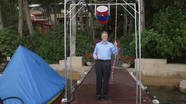Билл Гейтс принимает участие в флешмобе Ice Bucket Challenge Билл Гейтс принимает участие в флешмобе Ice Bucket Challenge