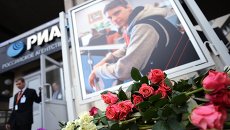 Цветы в память о погибшем на Украине фотокорреспонденте Андрее Стенине у здания агентства МИА Россия сегодня Цветы в память о погибшем на Украине фотокорреспонденте Андрее Стенине у здания агентства МИА Россия сегодня
