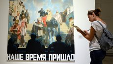 Посетитель у картины Наше время пришло на выставке Эрик Булатов. ЖИВУ – ВИЖУ Посетитель у картины Наше время пришло на выставке Эрик Булатов. ЖИВУ – ВИЖУ