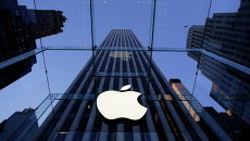 Логотип компании Apple над входом в здание в Нью-Йорке, США Логотип компании Apple над входом в здание в Нью-Йорке, США