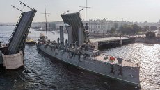 Корабль-музей Аврора во время буксировки в доковый ремонт Корабль-музей Аврора во время буксировки в доковый ремонт