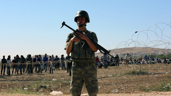 Турецкий солдат на турецко-сирийской границе. Архивное фото