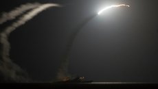 Ракетный крейсер ВМС США запускает ракету по позициям ИГИЛ в Сирии 23 сентября 2014 Ракетный крейсер ВМС США запускает ракету по позициям ИГИЛ в Сирии 23 сентября 2014