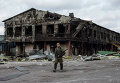 Боец народного ополчения возле разрушенного завода в селе Нижняя Крынка Боец народного ополчения возле разрушенного завода в селе Нижняя Крынка