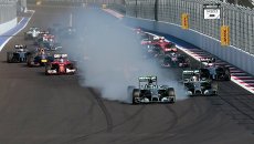 Болиды в гонке на российском этапе чемпионата мира по кольцевым автогонкам в классе Формула-1 Болиды в гонке на российском этапе чемпионата мира по кольцевым автогонкам в классе Формула-1