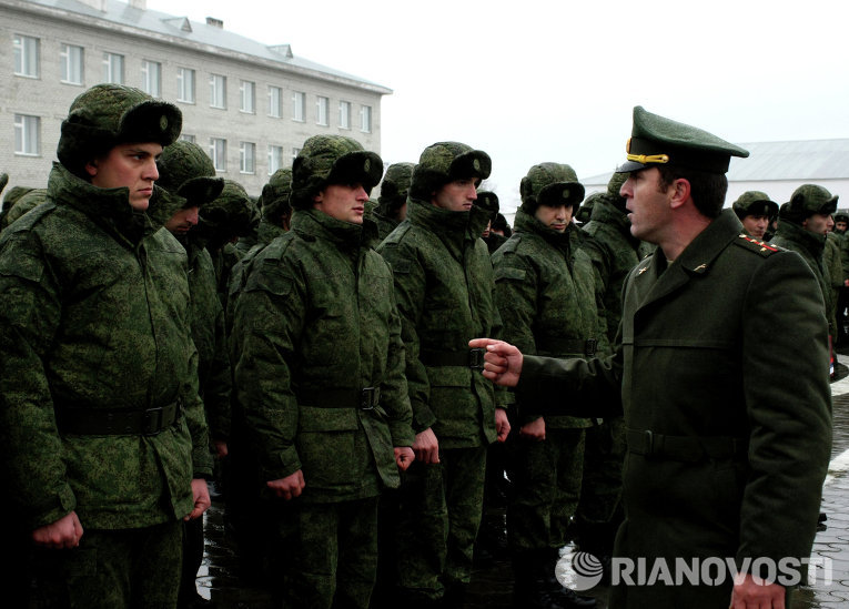 Офицер военного коммисариата Чеченской Республики дает наставления новобранцам Офицер военного коммисариата Чеченской Республики дает наставления новобранцам