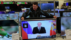 Трансляция послания президента РФ В.Путина к Федеральному Собранию в одном из магазинов в Москве Трансляция послания президента РФ В.Путина к Федеральному Собранию в одном из магазинов в Москве