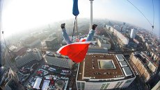 Мужчина в костюме Санта-Клауса в воздухе над Берлином Мужчина в костюме Санта-Клауса в воздухе над Берлином