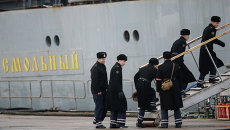 Фрегат Смольный с российскими моряками покидает порт Сен-Назера Фрегат Смольный с российскими моряками покидает порт Сен-Назера