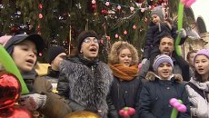 Многодетная семья украсила главную новогоднюю елку России и спела Многодетная семья украсила главную новогоднюю елку России и спела