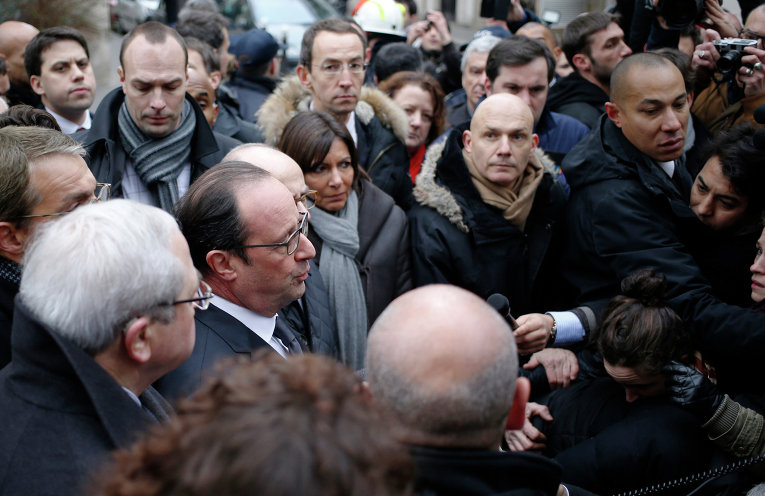 Президент Франции Франсуа Олланд общается с прессой возле офиса издания Charlie Hebdo в Париже Президент Франции Франсуа Олланд общается с прессой возле офиса издания Charlie Hebdo в Париже