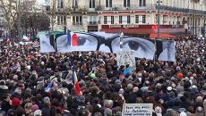 Парижане вышли на марш против терроризма с карикатурами Charlie Hebdo в руках Парижане вышли на марш против терроризма с карикатурами Charlie Hebdo в руках