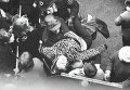 Фанаты группы The Beatles. Лондон, 1964 год Фанаты группы The Beatles. Лондон, 1964 год