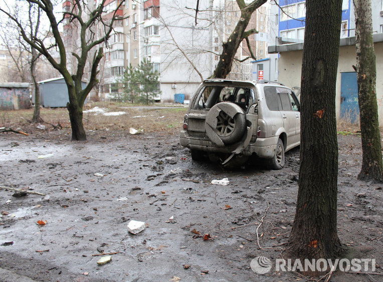 Искореженный в результате обстрела легковой автомобиль в городе Донецке Искореженный в результате обстрела легковой автомобиль в городе Донецке