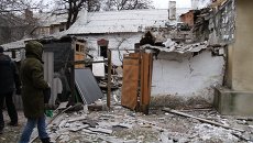 Дом, пострадавший в результате обстрела в Ленинском районе города Донецка. Архивное фото Дом, пострадавший в результате обстрела в Ленинском районе города Донецка. Архивное фото