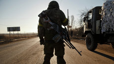 Солдат украинской армии на дороге недалеко от Артемовска, Восточная Украина. Архивное фото Солдат украинской армии на дороге недалеко от Артемовска, Восточная Украина. Архивное фото