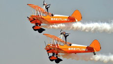 Британская аэробатическая пилотажная группа Breitling Wingwalkers на авиасалоне Aero India-2015 в Бангалоре, Индия Британская аэробатическая пилотажная группа Breitling Wingwalkers на авиасалоне Aero India-2015 в Бангалоре, Индия