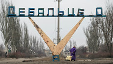 Жительница Дебальцево на окраине города. Архивное фото Жительница Дебальцево на окраине города. Архивное фото