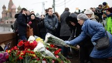 Горожане возлагают цветы на месте убийства политика Бориса Немцова Горожане возлагают цветы на месте убийства политика Бориса Немцова