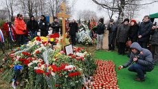 Жители Москвы на похоронах политика Бориса Немцова на Троекуровском кладбище. Архивное фото Жители Москвы на похоронах политика Бориса Немцова на Троекуровском кладбище. Архивное фото