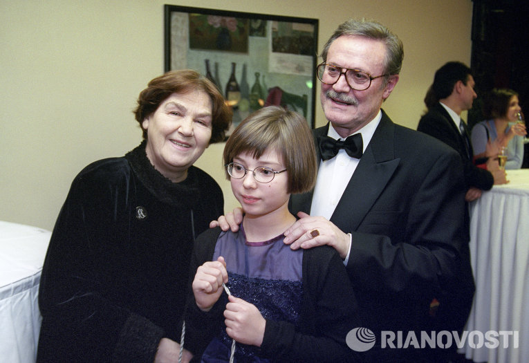 Актер Ю.М.Соломин с женой и внучкой Актер Ю.М.Соломин с женой и внучкой