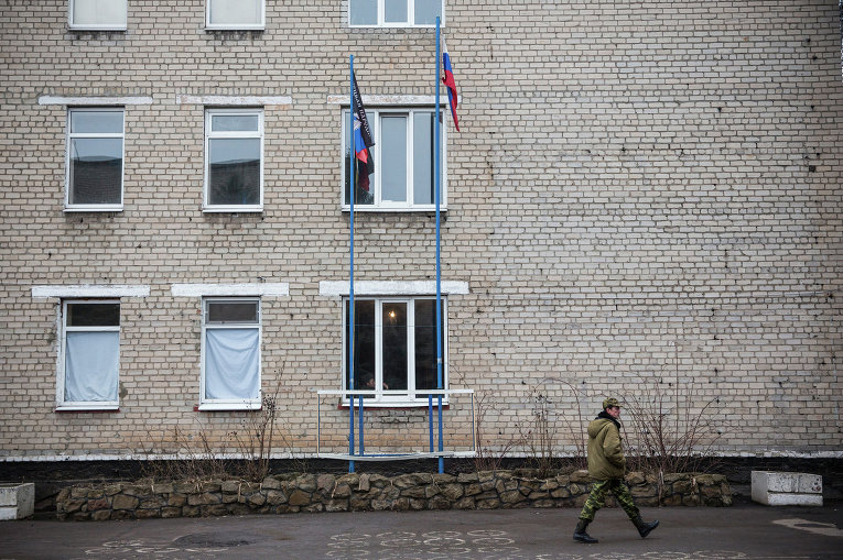 Флаги ДНР и России рядом со зданием штаба батальона Кальмиус в Донецке Флаги ДНР и России рядом со зданием штаба батальона Кальмиус в Донецке