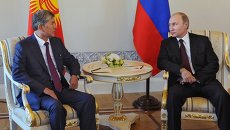 Президент РФ В.Путин встретился с главой Киргизии А.Атамбаевым в Стрельне Президент РФ В.Путин встретился с главой Киргизии А.Атамбаевым в Стрельне