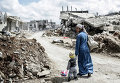 Женщина с ребенком в городе Кобани. Сирия, март 2015 Женщина с ребенком в городе Кобани. Сирия, март 2015