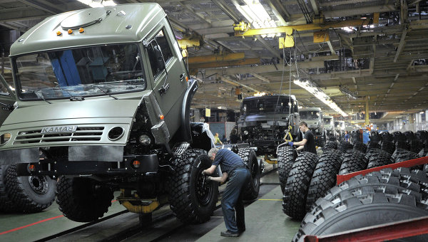 Цех сборки кузовов и шасси на автомобильном заводе КАМАЗ. Архивное